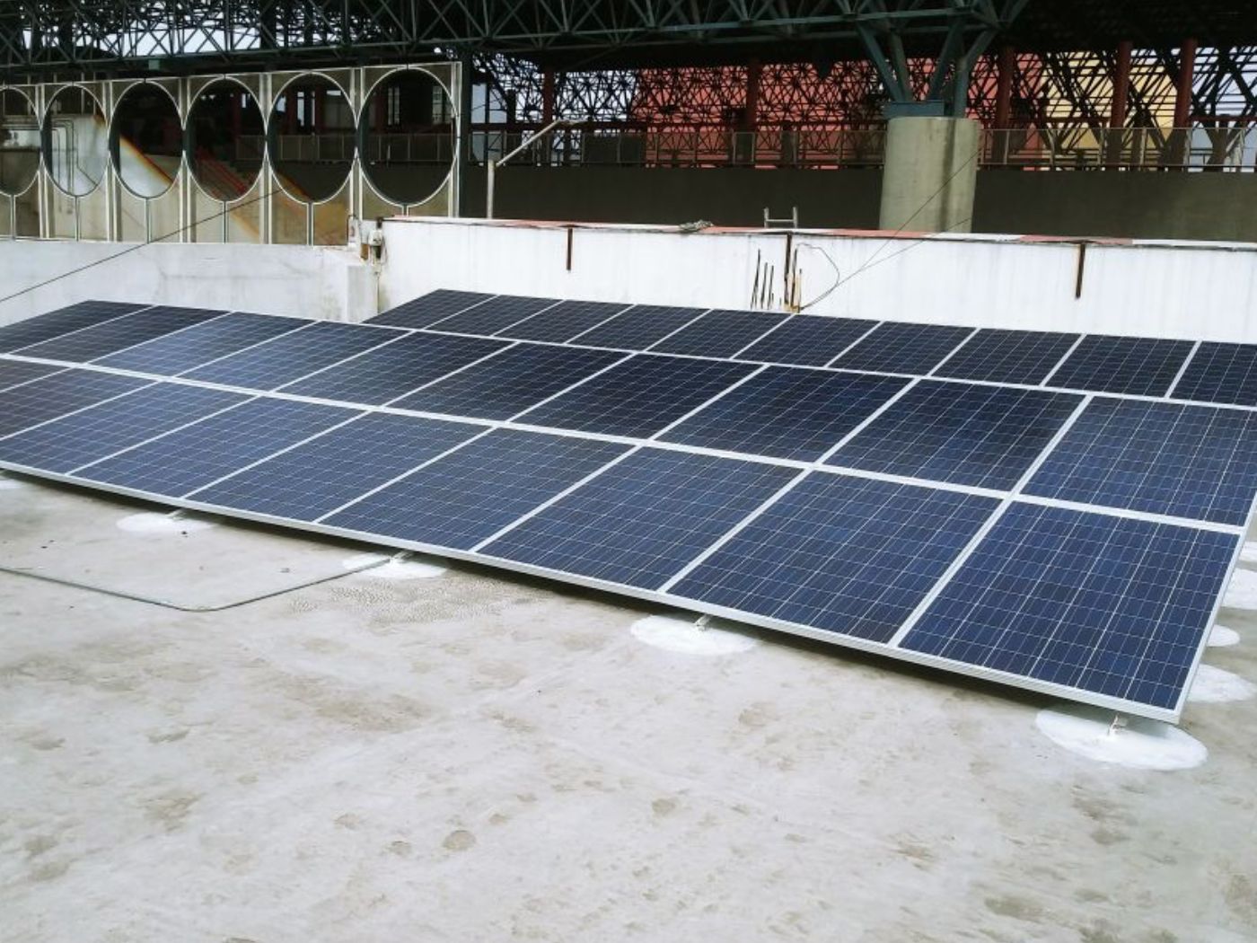 Instalación de paneles solares en el techo de un negocio