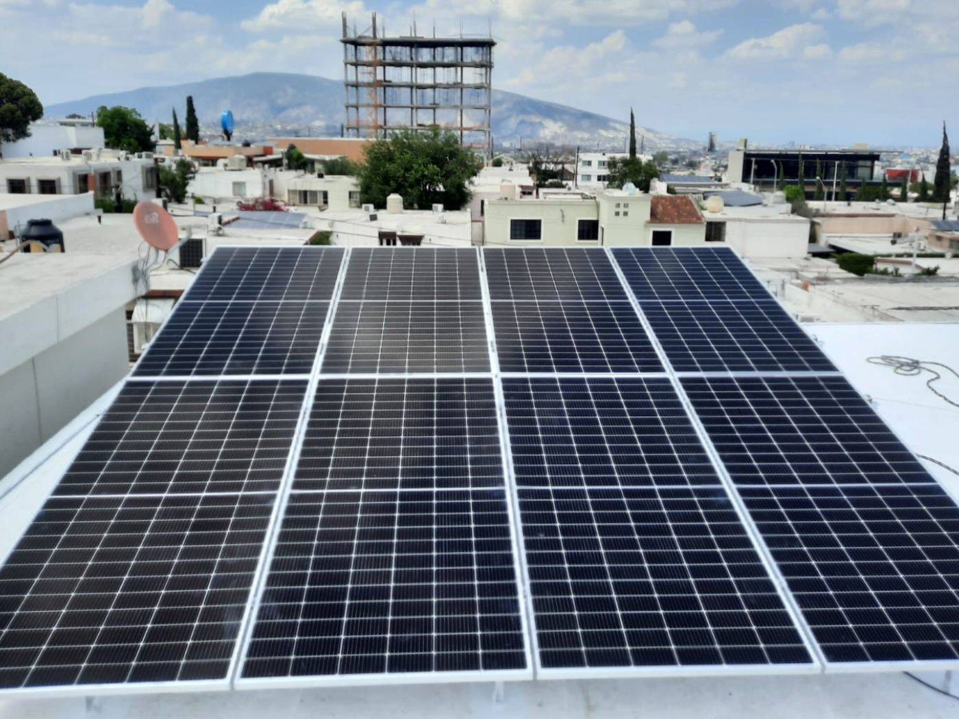 Instalación de 8 paneles solares en una casa