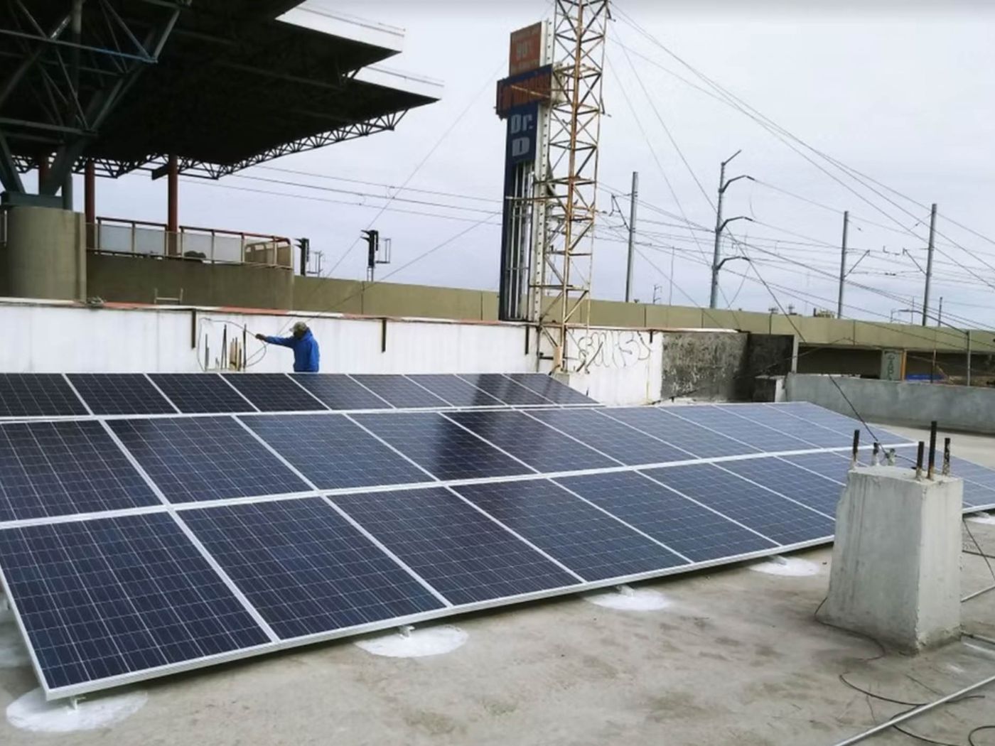 Paneles solares instalados en el techo de un negocio