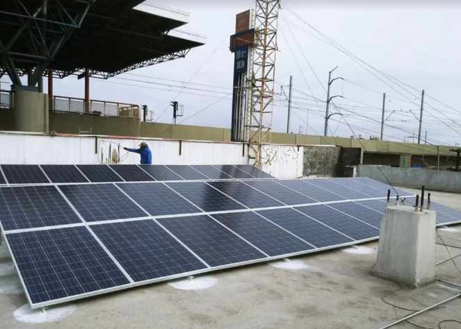 Foto: instalación de paneles en un negocio de Monterrey
